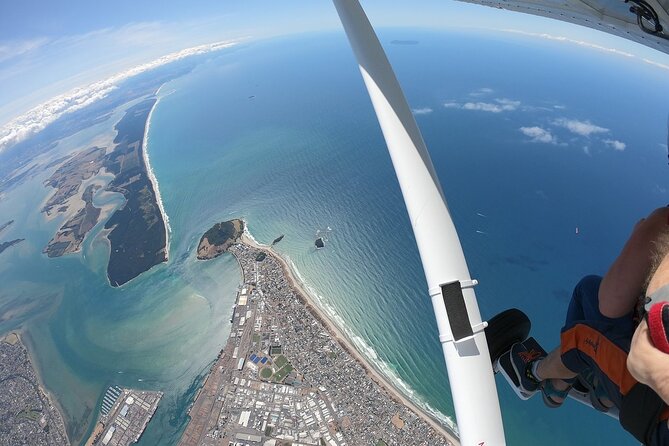 15,000ft Tandem Skydive in Tauranga - Bay of Plenty - The 20 to 25 minute scenic flight