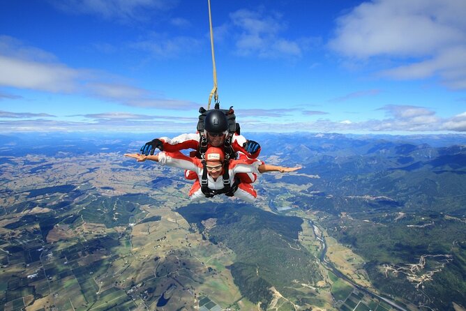 18,000ft Tandem Skydive over Abel Tasman - Who will get the most from this jump?