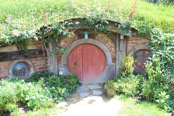 2-Day Hobbiton, Rotorua, Waitomo Caves Tour from Auckland with Accommodation - Mitai Māori Village: culture, performance, and a hangi