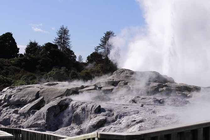 2-Day Hobbiton, Rotorua, Waitomo Caves Tour from Auckland with Accommodation - The transport style and group size