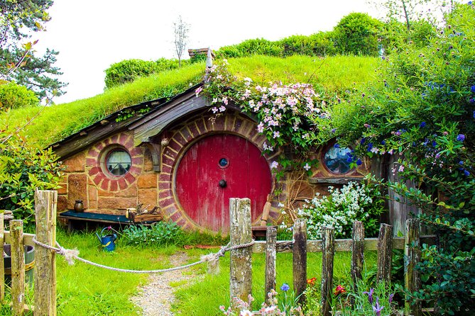 2 Day Waitomo Caves, Hobbiton Movie Set and Rotorua Tour from Auckland - The Māori evening: food, performance, and context