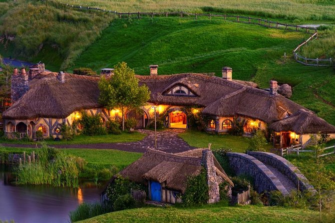 2 Day Waitomo Caves, Hobbiton Movie Set and Rotorua Tour from Auckland - Waitomo Glowworm Caves: the quietest hour of the trip