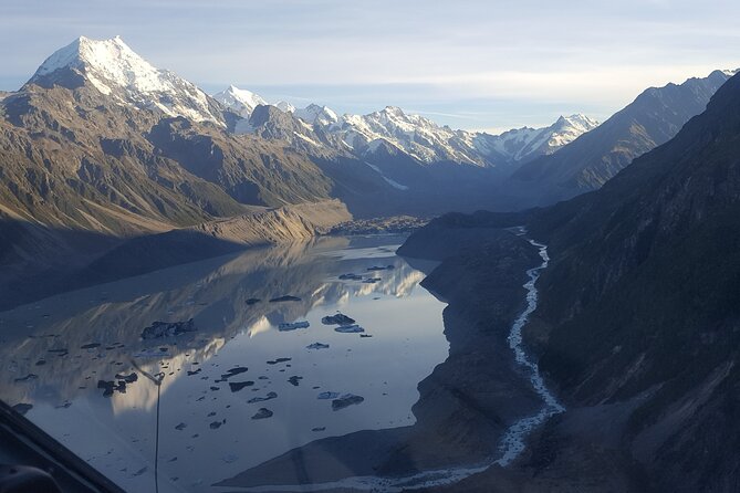 25-Minute Helicopter flight including an alpine landing - Views of Aoraki Mount Cook from the air