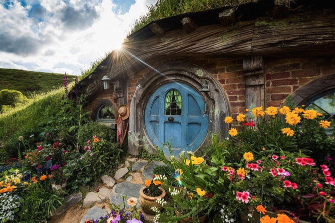 3 Day Waitomo Caves, Hobbiton Movie Set and Rotorua Tour from Auckland - A full North Island sampler from Auckland