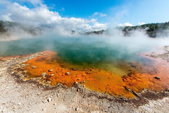 3 Day Waitomo Caves, Hobbiton Movie Set and Rotorua Tour from Auckland - Te Pā Tū and an evening of Māori culture