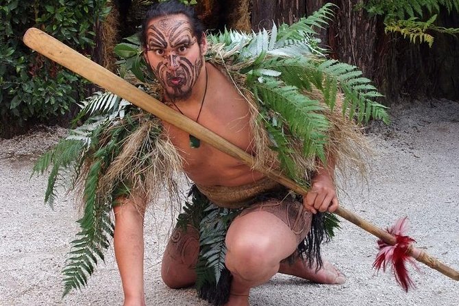 5-Day Bay of Islands Rotorua Waitomo Caves and Hobbiton Tour from Auckland - What kind of tour is this?