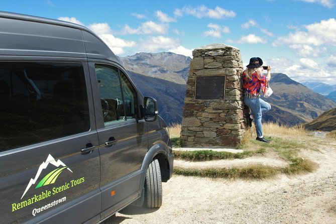 Arrowtown and Wanaka Highlights Tour from Queenstown - That Wanaka Tree and the lakeside hour