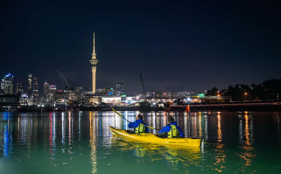 Auckland: City Lights Night Kayak Tour - From Z Pier to the first city lights