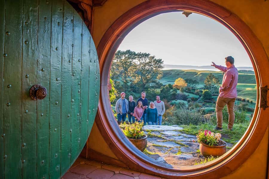 Auckland: Hobbiton Movie Set Day Trip with Festive Lunch - The Auckland departure and the long road south