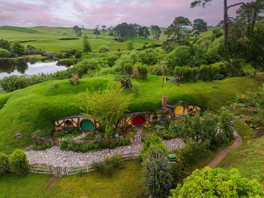 Auckland: Hobbiton Movie Set Day Trip with Festive Lunch - A drink at the Green Dragon Inn