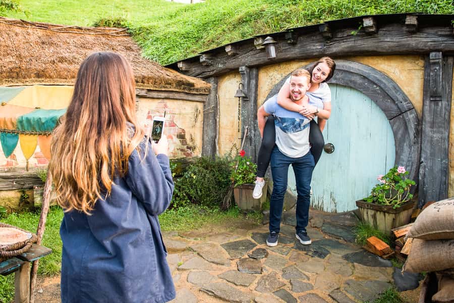 Auckland: Hobbiton Movie Set Tour with Lunch - The early Auckland pickup and Waikato road