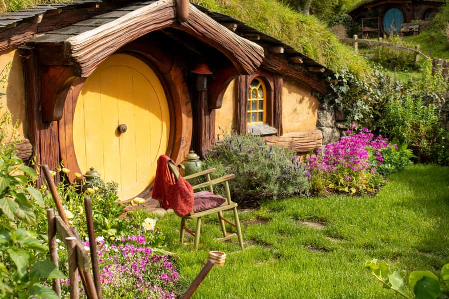 Auckland: Hobbiton, Rotorua and Wai-O-Tapu Day Tour - Rotorua in a short city circuit