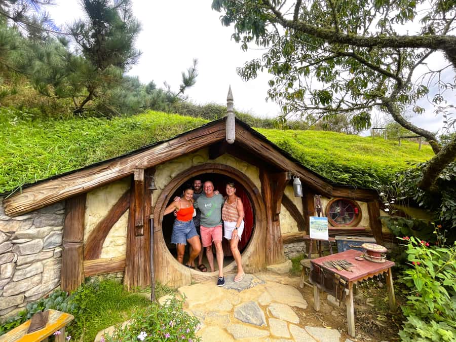 Auckland: Hobbiton, Rotorua and Wai-O-Tapu Day Tour - From Auckland through Waikato farmland