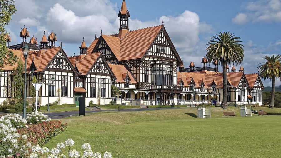 Auckland: Hobbiton, Waitomo Caves, and Rotorua 1-Way Tour - Who should book this day?