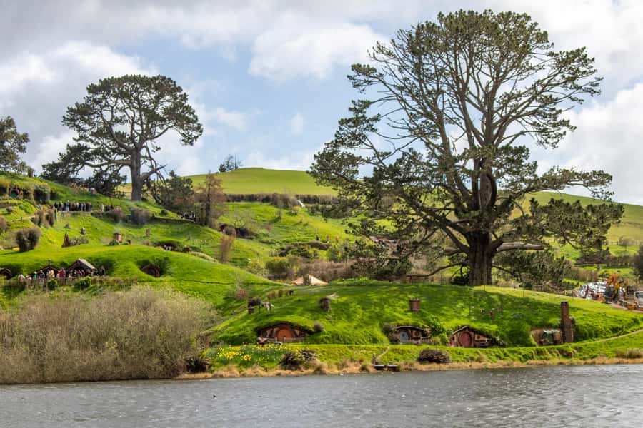 Auckland: Hobbiton & Waitomo Caves Small-Group Tour & Lunch - Why combine Hobbiton and Waitomo in one day?