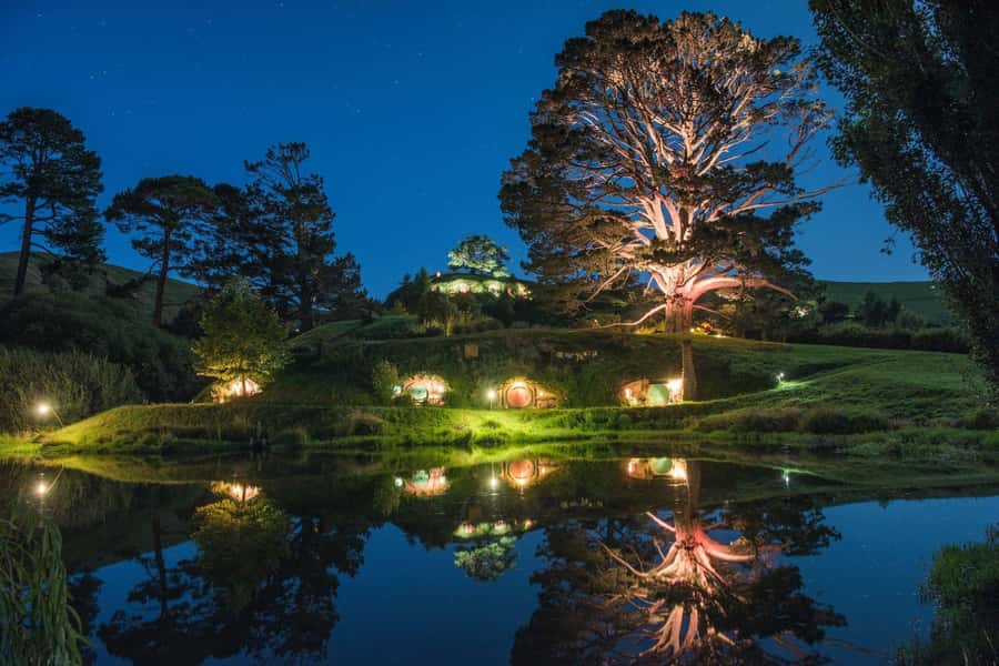 Auckland: Hobbiton & Waitomo Glow Worm Caves Private Tour - Key points at a glance