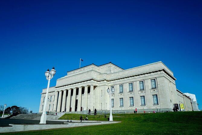 Auckland Museum and Highlight Sightseeing Tour - What your guide adds to the experience