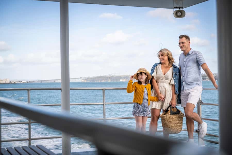 Auckland: Scenic Harbour Sightseeing Cruise - Leaving the city behind