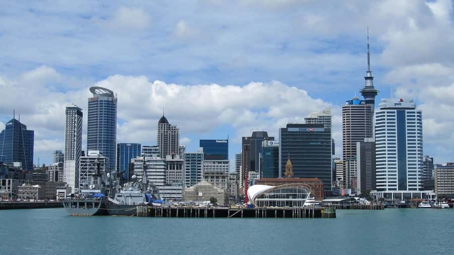 Auckland: Scenic Wine and Cheese Harbour Cruise - Bean Rock Lighthouse and the city skyline