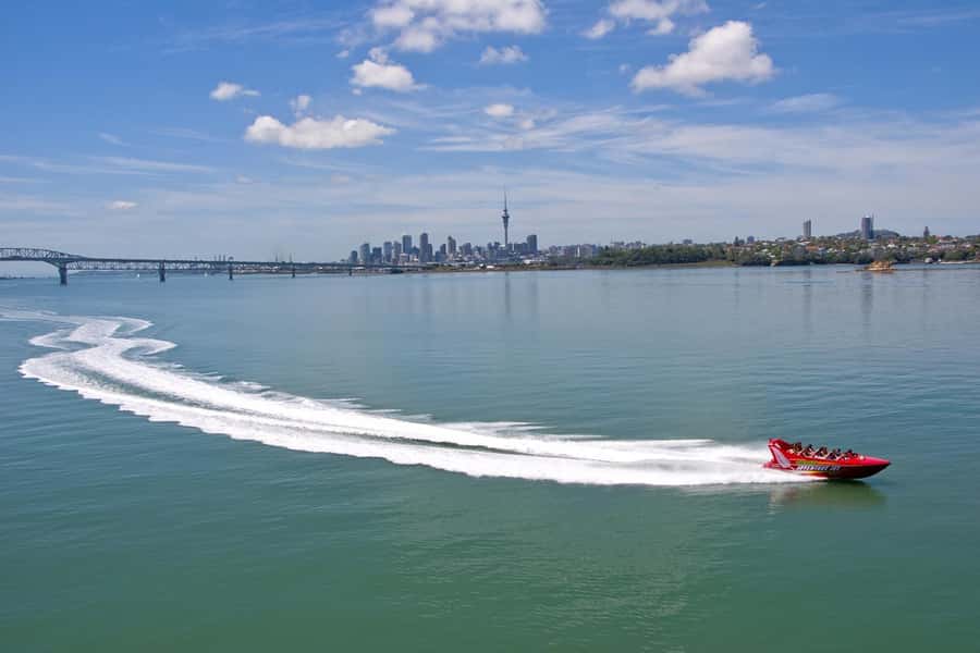 Auckland: Waitemata Harbour Jet Boat Ride - High-speed drifts and spins under the bridge