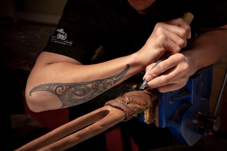 Auckland: Waitomo Caves & Te Puia Rotorua w Picnic Lunch - Māori carving, weaving, and the arts institute