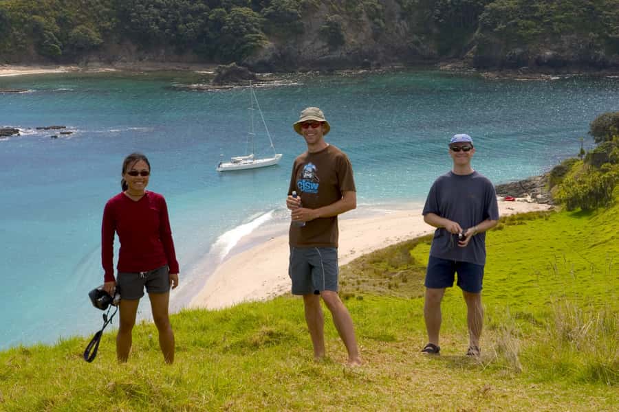 Bay of Islands: Awesome Day Sailing Tour with Island Stop - Fresh snacks and a beachside lunch