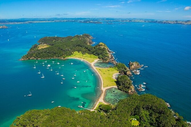 Bay of Islands Private Tour - Sailing toward Hole in the Rock