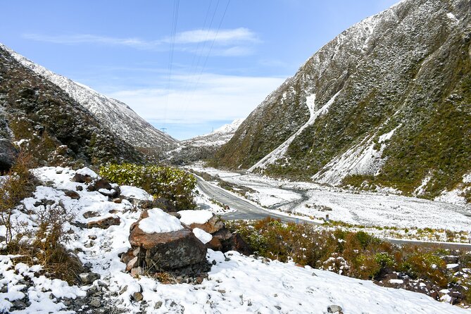 Christchurch to Arthur's Pass Day Tour: TranzAlpine Train & Lunch - Lake Pearson and the road through the Alps