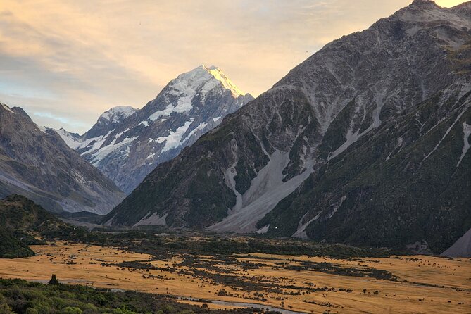 Christchurch to Queenstown via Lake Tekapo and Mt Cook (1 way) - Lake Pukaki and the road to Aoraki Mount Cook