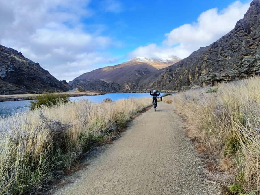 Cromwell: Lake Dunstan Trail Bike Rental and Luxury Shuttle - The final stretch into Clyde