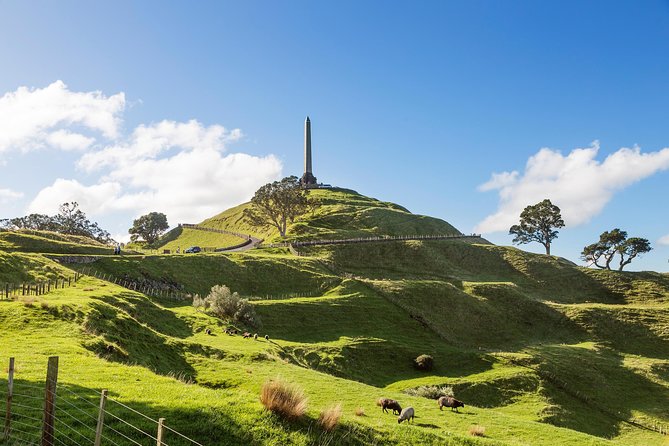Discover Auckland City Tour: The City of Sails - One Tree Hill, or Maungakiekie, from the summit