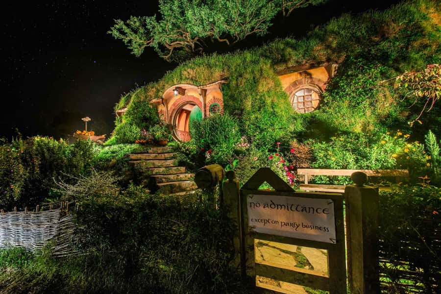 From Auckland: Hobbiton Movie Set Full-Day Small-Group Trip - A drink at The Green Dragon