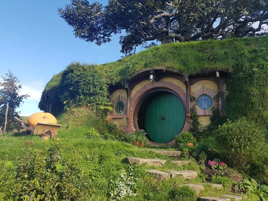 From Auckland: Hobbiton & Rotorua Tour with Lunch at Te Puia - Hobbiton Movie Set: a guided walk through Middle-earth