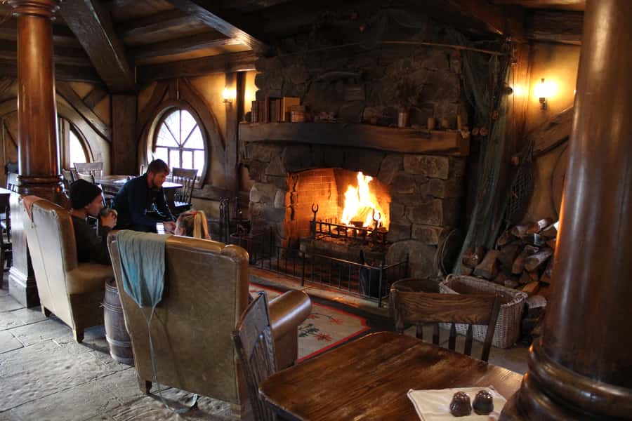 From Auckland: Two-Day Hobbiton, Rotorua, Waitomo Caves Tour - Hobbiton, with a drink at the Green Dragon