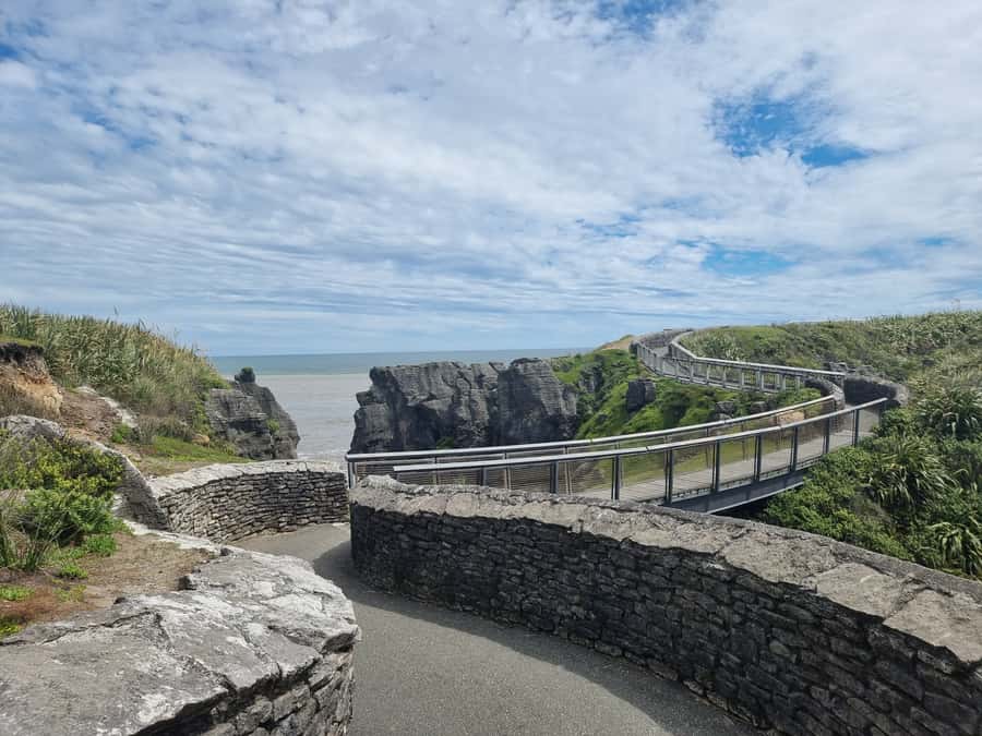 From Greymouth: Punakaiki Blowholes & Pancake Rocks Tour - What the guide adds to the outing