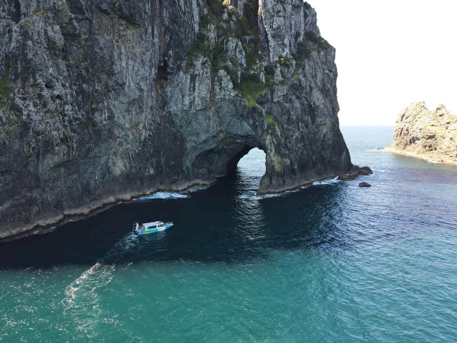 From Paihia: Hole in the Rock Cruise & Island Tour: 3 Hour - Reaching the famous Hole in the Rock