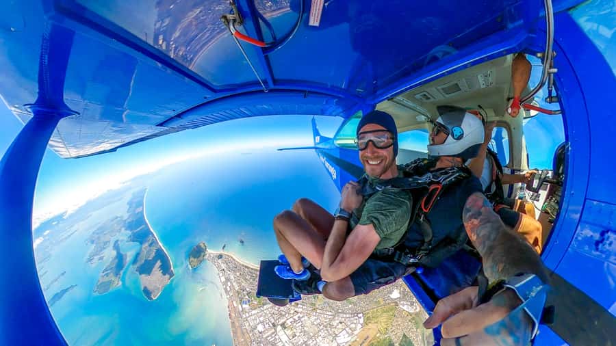 From Tauranga: Skydive over Mount Maunganui - The 20 to 25-minute flight over Mauao