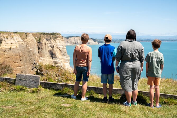 Gannet Safaris Overland tour to Cape Kidnappers Gannet Colony - Guides who make the three hours pass quickly
