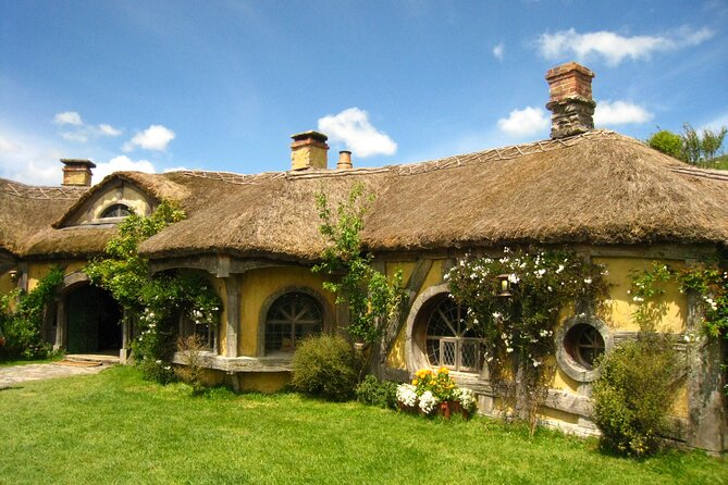 Hobbiton and Waitomo Caves Small Tour from Auckland - Lunch at the Shire’s Rest Café