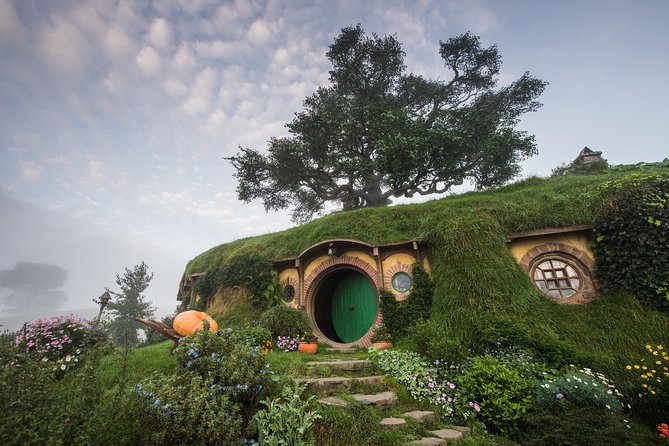 Hobbiton Movie Set Banquet Experience Private Tour From Auckland - Why Hobbiton works best after sunset