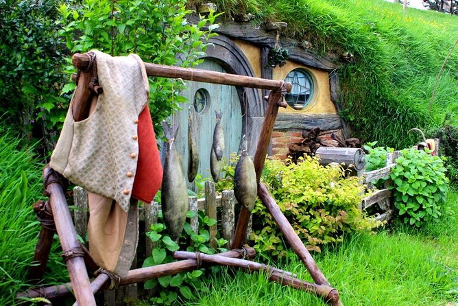 Hobbiton Movie Set Group Tour Early Access (Avoid the crowds!) - Walking into Hobbiton Movie Set