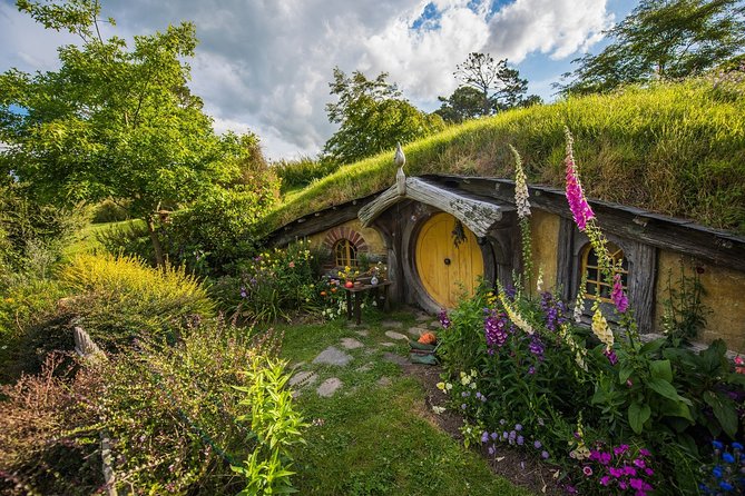 Hobbiton Movie Set Small Group Fully Guided Day Tour from Auckland - A drink at the Green Dragon Inn