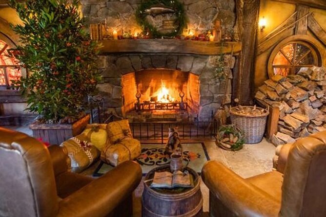Hobbiton Movie Set Tour to Blue Springs and Mineral Spa - Tirau gives you a sensible lunch break