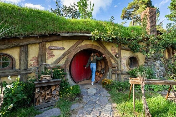 Hobbiton Movie set & Waitomo Caves Small Group Tour From Auckland - What to expect inside Waitomo Glowworm Caves