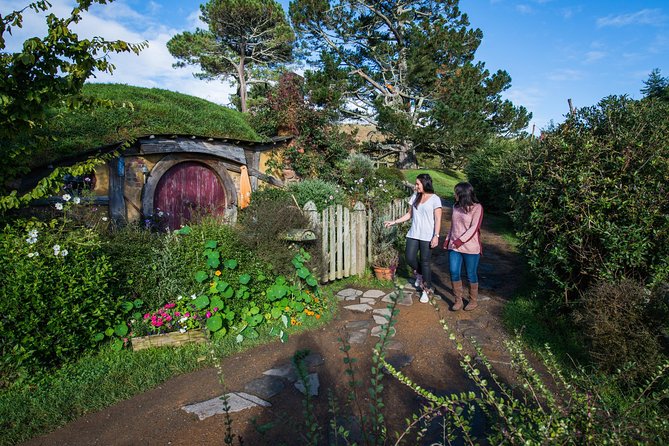 Hobbiton Movie set & Waitomo Caves Small Group Tour From Auckland - The guides make a real difference
