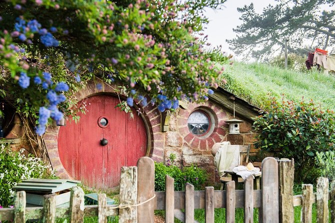 Hobbiton™ Movie Set Walking Tour from Shires Rest - Seeing inside a furnished Hobbit home