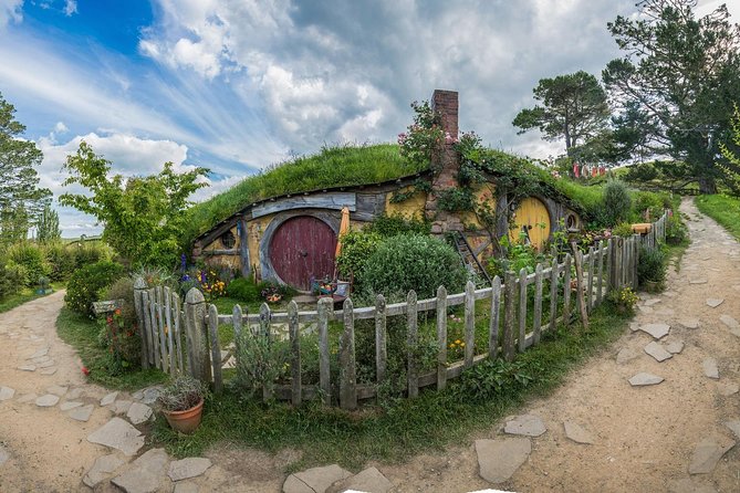 Hobbiton & Waitomo Caves Guided Day Trip from Auckland incl lunch - What the guide adds to the day