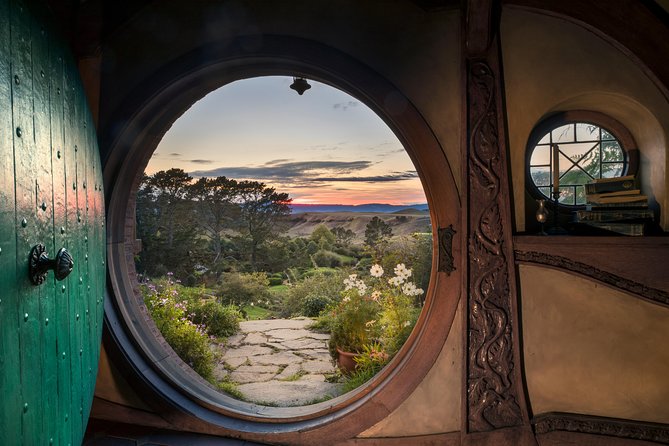 Hobbiton & Waitomo Caves Guided Tour from Auckland with Lunch - Waitomo Glowworm Caves: beauty in the dark