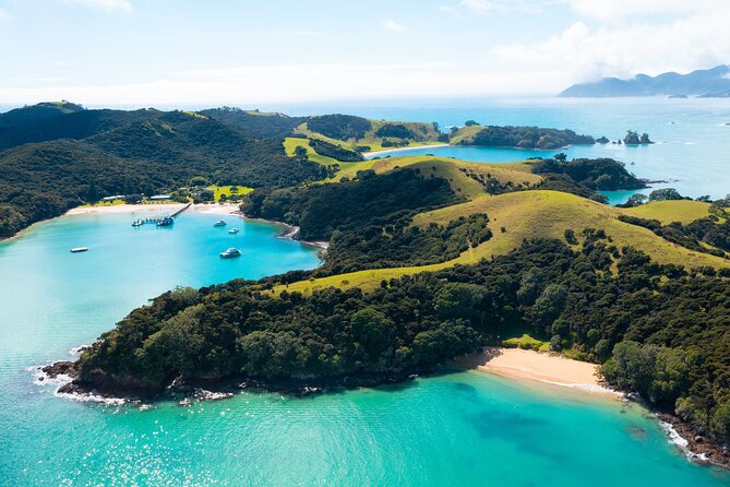 Hole in the Rock Scenic Cruise including Dolphins and Island stop - How the $105.50 fare measures up