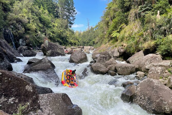 Kaituna Cascades - Grade 5 Wairoa River near Tauranga - Guides and the safety briefing